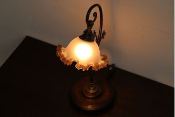 イタリア製　フリルシェードのアンティーク調テーブルランプ(テーブルスタンド)