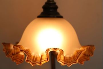 イタリア製　フリルシェードのアンティーク調テーブルランプ(テーブルスタンド)