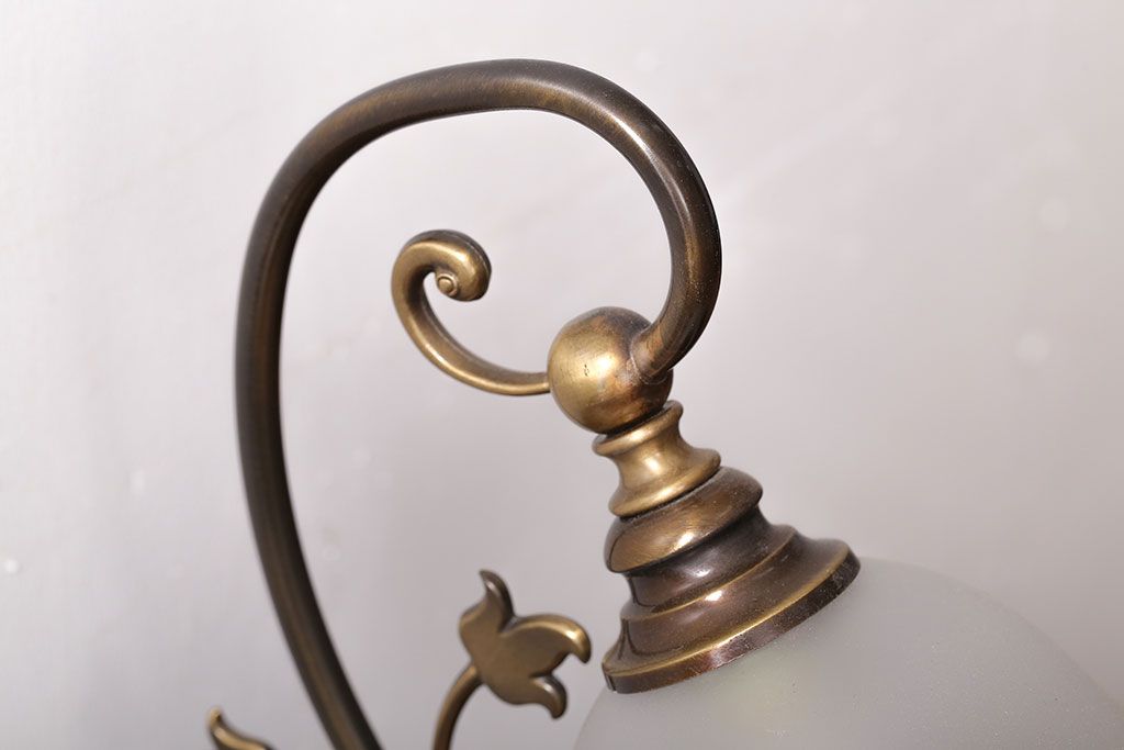 イタリア製　フリルシェードのアンティーク調テーブルランプ(テーブルスタンド)