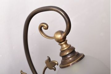 イタリア製　フリルシェードのアンティーク調テーブルランプ(テーブルスタンド)