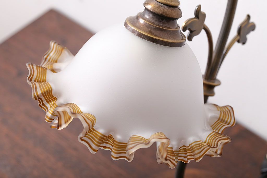 イタリア製　フリルシェードのアンティーク調テーブルランプ(テーブルスタンド)