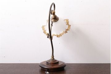 イタリア製　フリルシェードのアンティーク調テーブルランプ(テーブルスタンド)