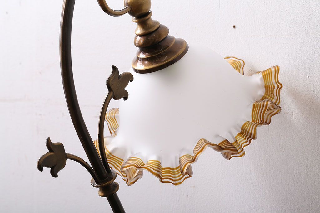 イタリア製　フリルシェードのアンティーク調テーブルランプ(テーブルスタンド)