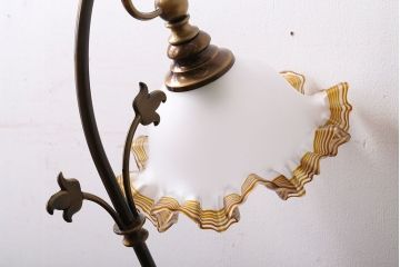 イタリア製　フリルシェードのアンティーク調テーブルランプ(テーブルスタンド)