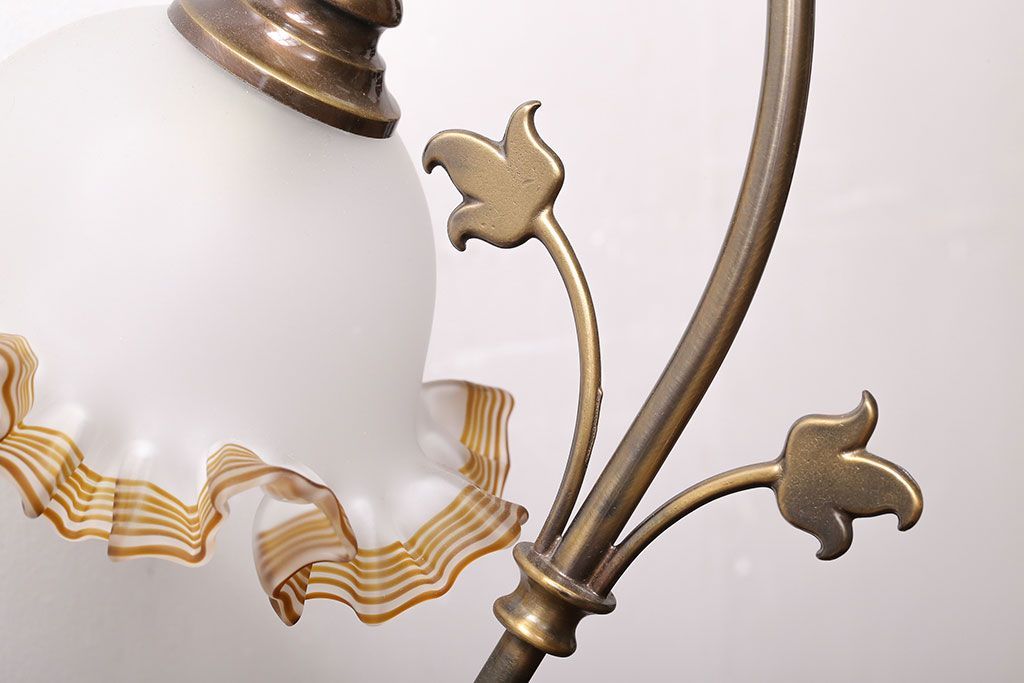 イタリア製　フリルシェードのアンティーク調テーブルランプ(テーブルスタンド)