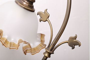 イタリア製　フリルシェードのアンティーク調テーブルランプ(テーブルスタンド)