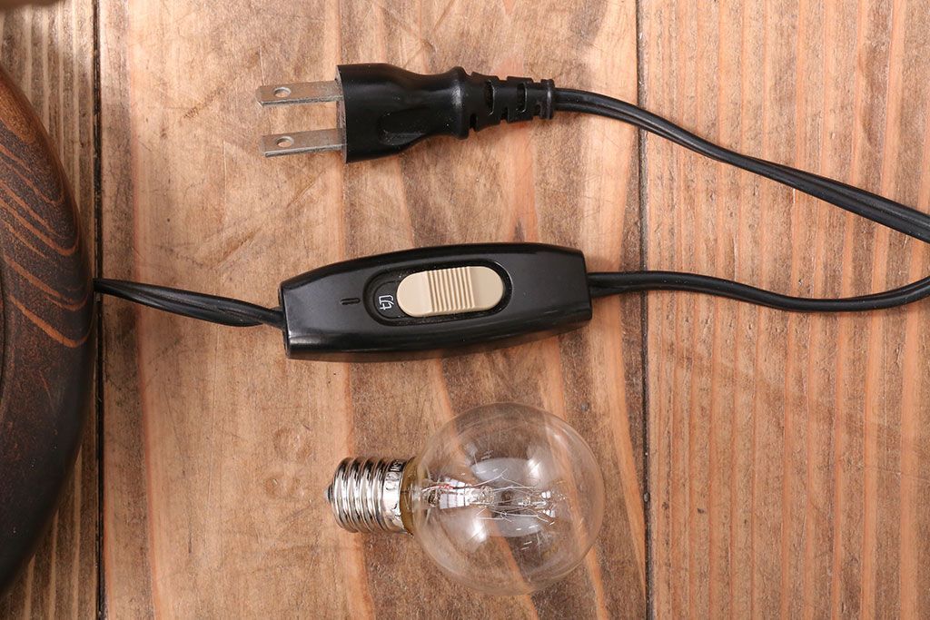 イタリア製　フリルシェードのアンティーク調テーブルランプ(テーブルスタンド)