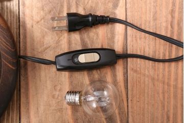 イタリア製　フリルシェードのアンティーク調テーブルランプ(テーブルスタンド)