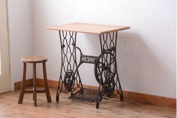 アンティーク家具　アンティーク　シンプルでおしゃれなシンガーミシンテーブル(1)