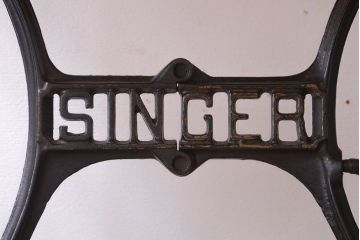 アンティーク　シンガーミシンレッグをリメイクしたデスク(2)