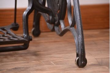 アンティーク　シンガーミシンレッグをリメイクしたデスク(2)
