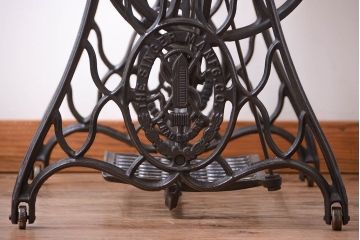 アンティーク　シンガーミシンレッグをリメイクしたデスク(2)