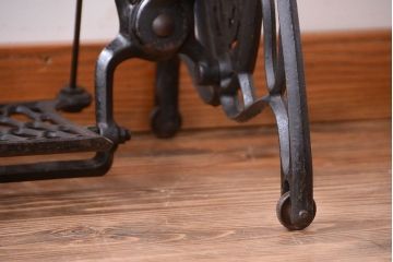 アンティーク　シンガーミシンレッグをリメイクしたデスク(1)