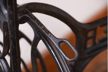 アンティーク　シンガーミシンレッグをリメイクしたデスク(1)