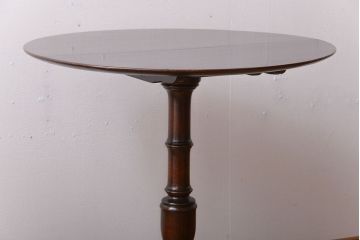 アンティーク家具　イギリスアンティーク　上品でおしゃれなチルトアップカフェテーブル(コーヒーテーブル、サイドテーブル)