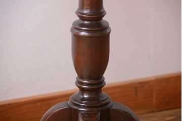 アンティーク家具　イギリスアンティーク　上品でおしゃれなチルトアップカフェテーブル(コーヒーテーブル、サイドテーブル)