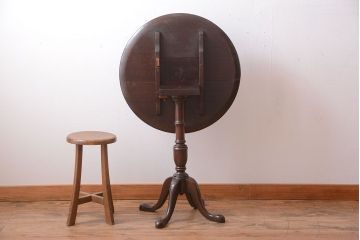 アンティーク家具　イギリスアンティーク　上品でおしゃれなチルトアップカフェテーブル(コーヒーテーブル、サイドテーブル)