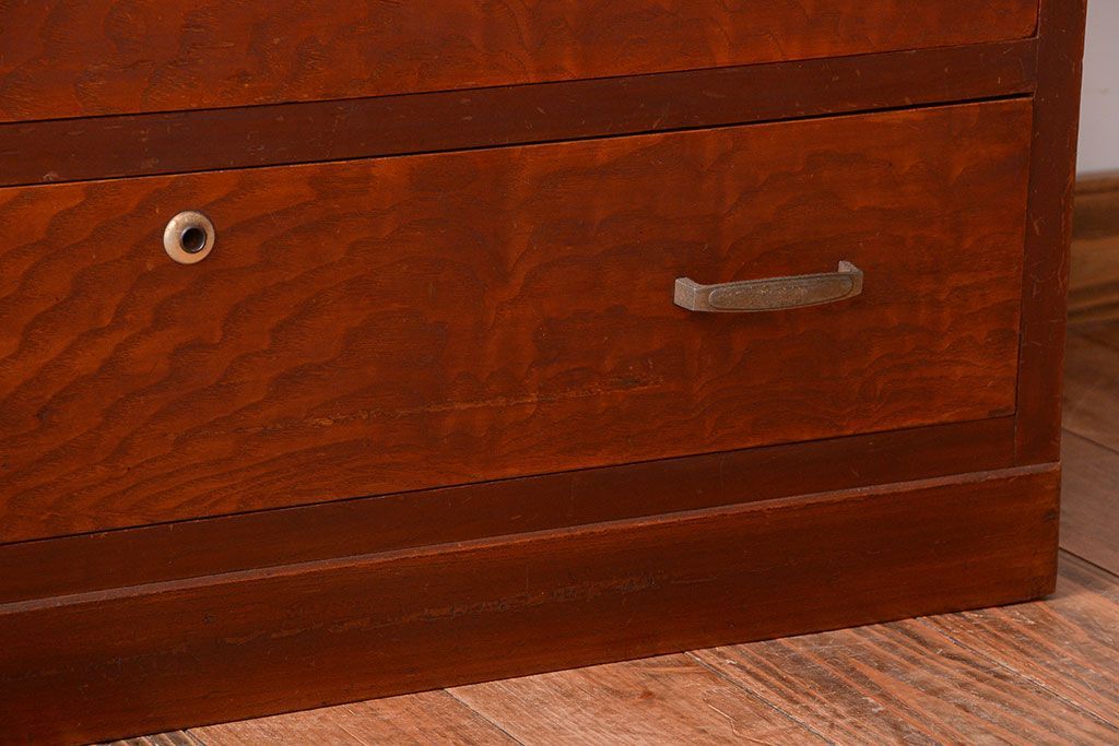 レトロ家具　昭和レトロ　古い木製のシンプルなアンティークチェスト