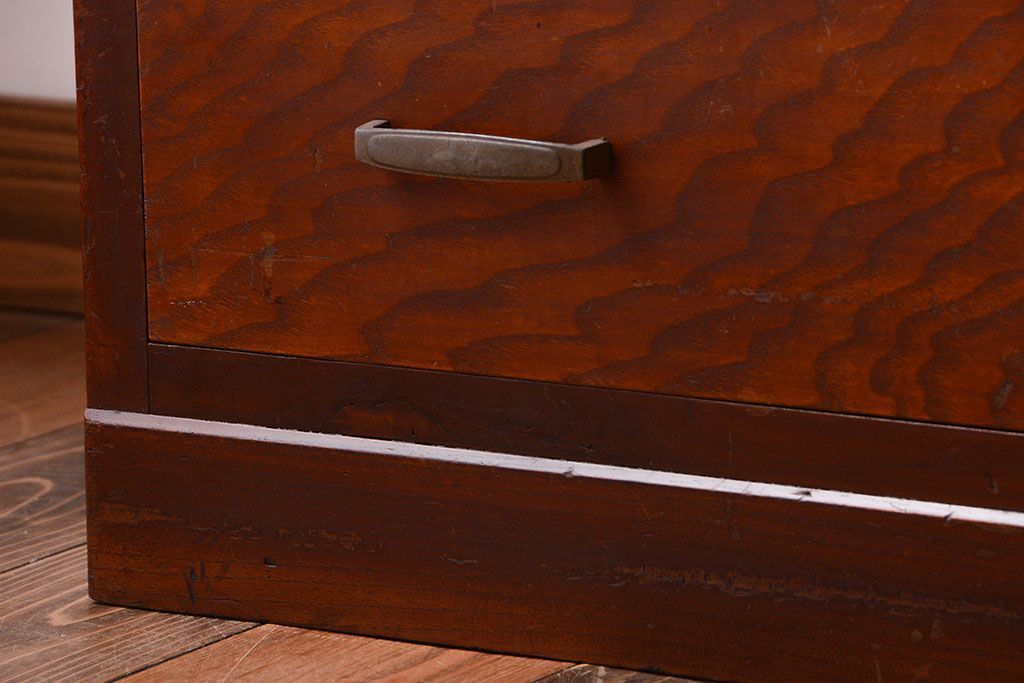 レトロ家具　昭和レトロ　古い木製のシンプルなアンティークチェスト