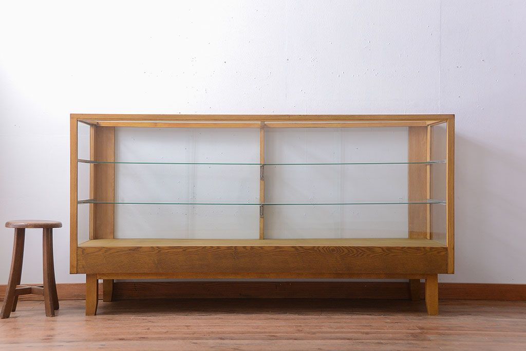 レトロ家具　昭和レトロ　古いナラ材の脚付き特大ガラスケース(ショーケース)(1)