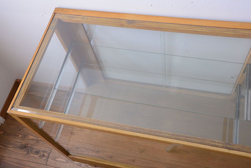 レトロ家具　昭和レトロ　古いナラ材の脚付き特大ガラスケース(ショーケース)(1)