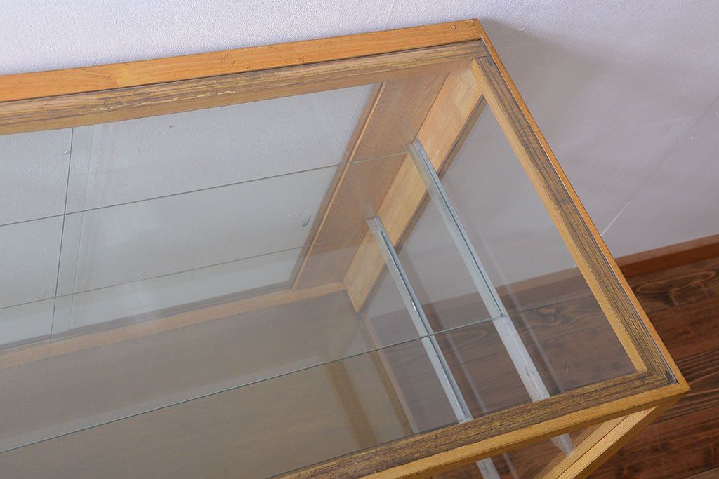 レトロ家具　昭和レトロ　古いナラ材の脚付き特大ガラスケース(ショーケース)(1)