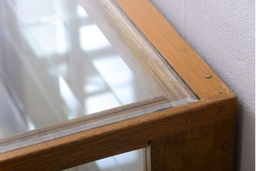 レトロ家具　昭和レトロ　古いナラ材の脚付き特大ガラスケース(ショーケース)(1)