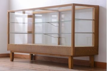 レトロ家具　昭和レトロ　古いナラ材の脚付き特大ガラスケース(ショーケース)(1)