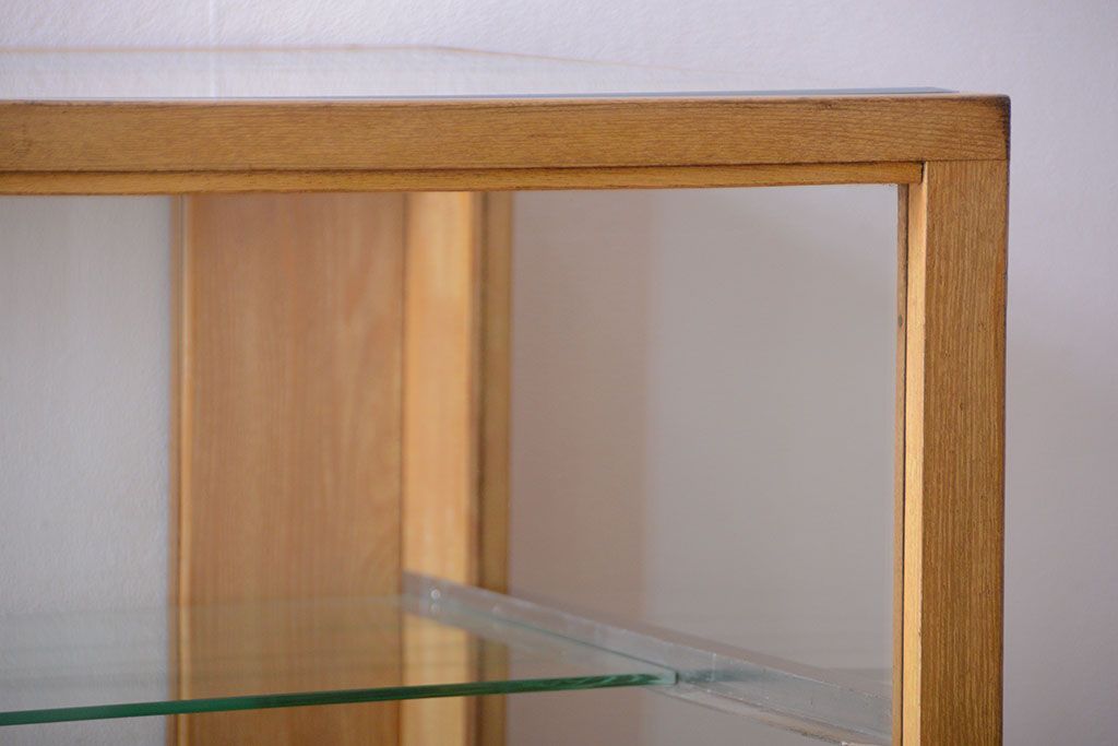 レトロ家具　昭和レトロ　古いナラ材の脚付き特大ガラスケース(ショーケース)(1)