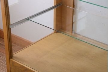 レトロ家具　昭和レトロ　古いナラ材の脚付き特大ガラスケース(ショーケース)(1)
