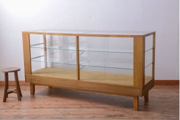 レトロ家具　昭和レトロ　古いナラ材の脚付き特大ガラスケース(ショーケース)(1)