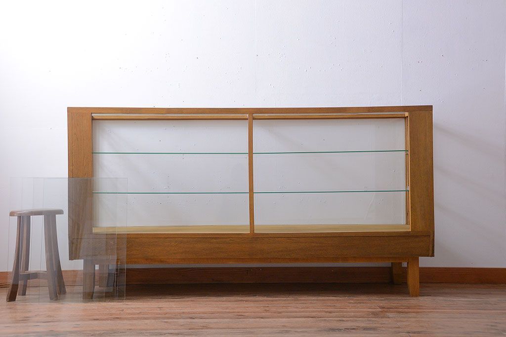 レトロ家具　昭和レトロ　古いナラ材の脚付き特大ガラスケース(ショーケース)(1)