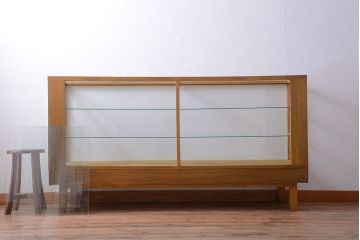 レトロ家具　昭和レトロ　古いナラ材の脚付き特大ガラスケース(ショーケース)(1)
