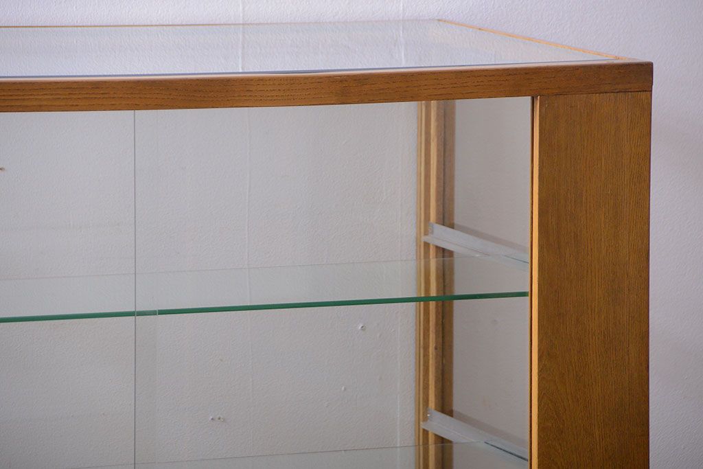 レトロ家具　昭和レトロ　古いナラ材の脚付き特大ガラスケース(ショーケース)(1)