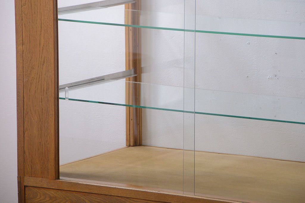 レトロ家具　昭和レトロ　古いナラ材の脚付き特大ガラスケース(ショーケース)(1)