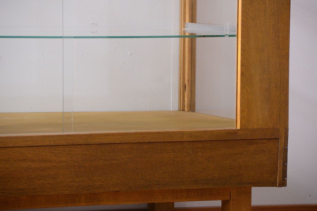 レトロ家具　昭和レトロ　古いナラ材の脚付き特大ガラスケース(ショーケース)(1)