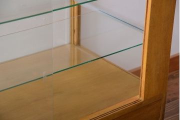 レトロ家具　昭和レトロ　古いナラ材の脚付き特大ガラスケース(ショーケース)(1)