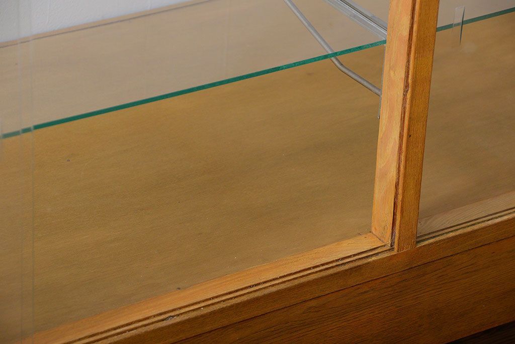 レトロ家具　昭和レトロ　古いナラ材の脚付き特大ガラスケース(ショーケース)(1)