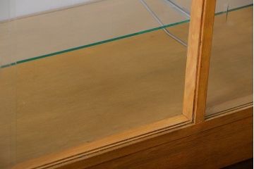 レトロ家具　昭和レトロ　古いナラ材の脚付き特大ガラスケース(ショーケース)(1)