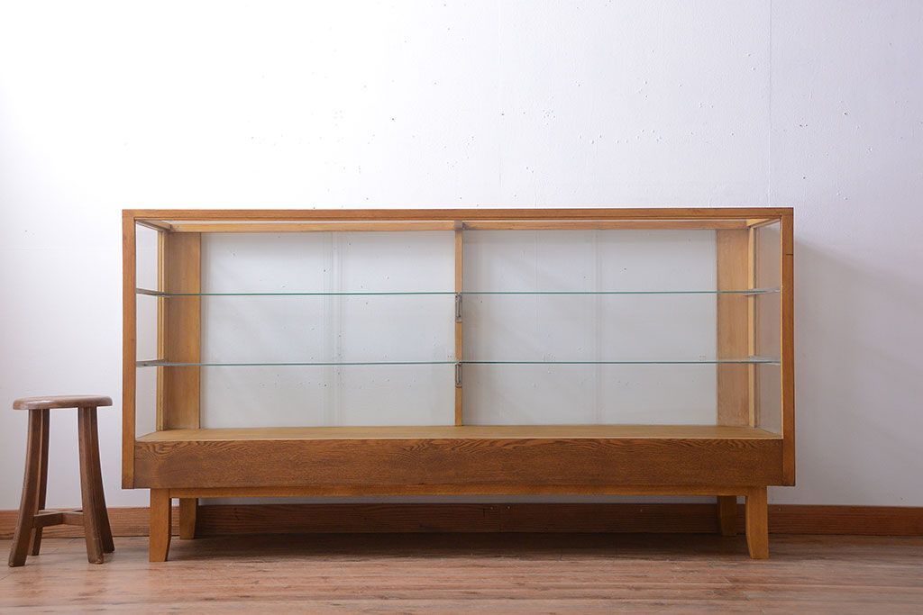 レトロ家具　昭和レトロ　古いナラ材の脚付き特大ガラスケース(ショーケース)(2)