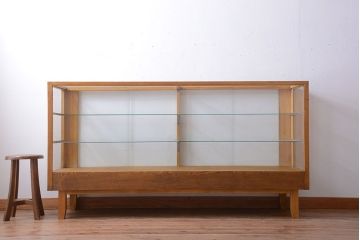 レトロ家具　昭和レトロ　古いナラ材の脚付き特大ガラスケース(ショーケース)(2)