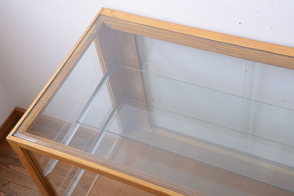 レトロ家具　昭和レトロ　古いナラ材の脚付き特大ガラスケース(ショーケース)(2)