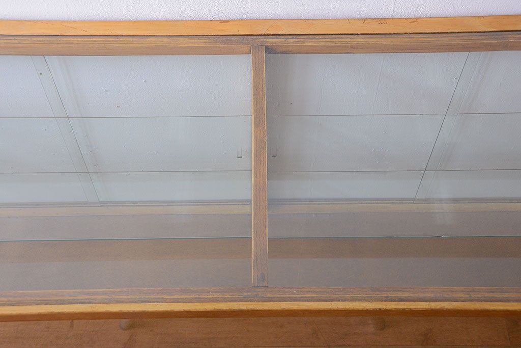 レトロ家具　昭和レトロ　古いナラ材の脚付き特大ガラスケース(ショーケース)(2)