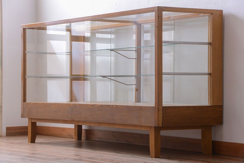 レトロ家具　昭和レトロ　古いナラ材の脚付き特大ガラスケース(ショーケース)(2)