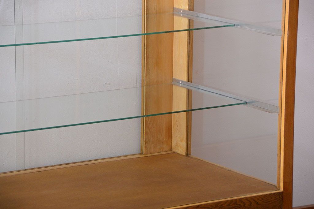 レトロ家具　昭和レトロ　古いナラ材の脚付き特大ガラスケース(ショーケース)(2)