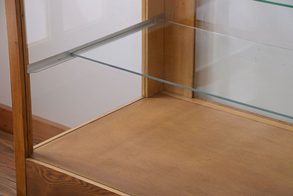 レトロ家具　昭和レトロ　古いナラ材の脚付き特大ガラスケース(ショーケース)(2)