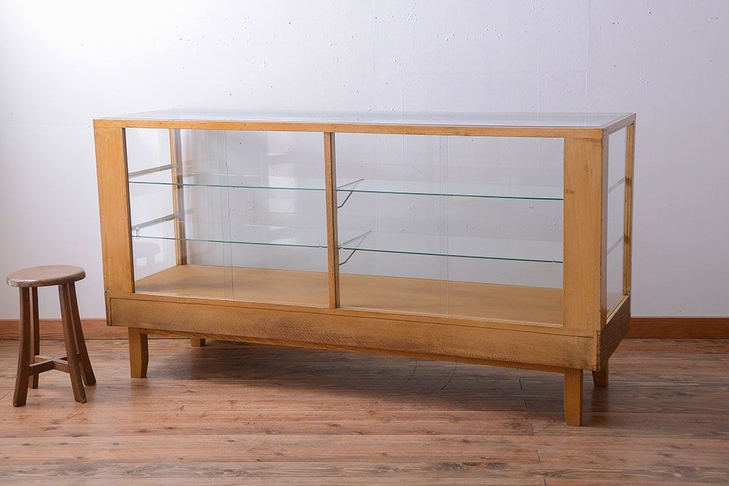 レトロ家具　昭和レトロ　古いナラ材の脚付き特大ガラスケース(ショーケース)(2)