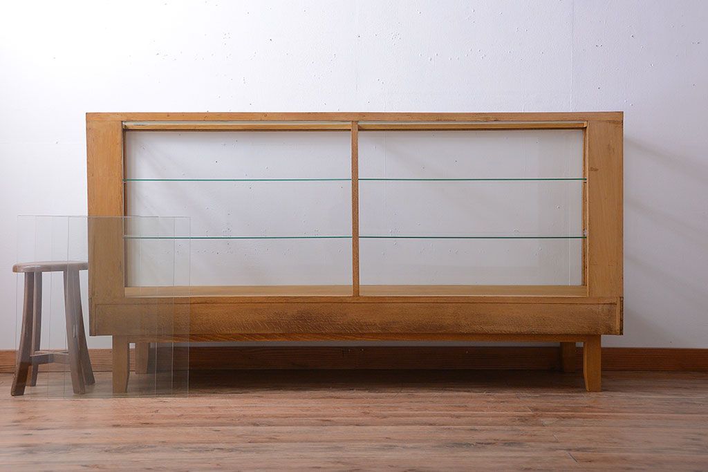 レトロ家具　昭和レトロ　古いナラ材の脚付き特大ガラスケース(ショーケース)(2)