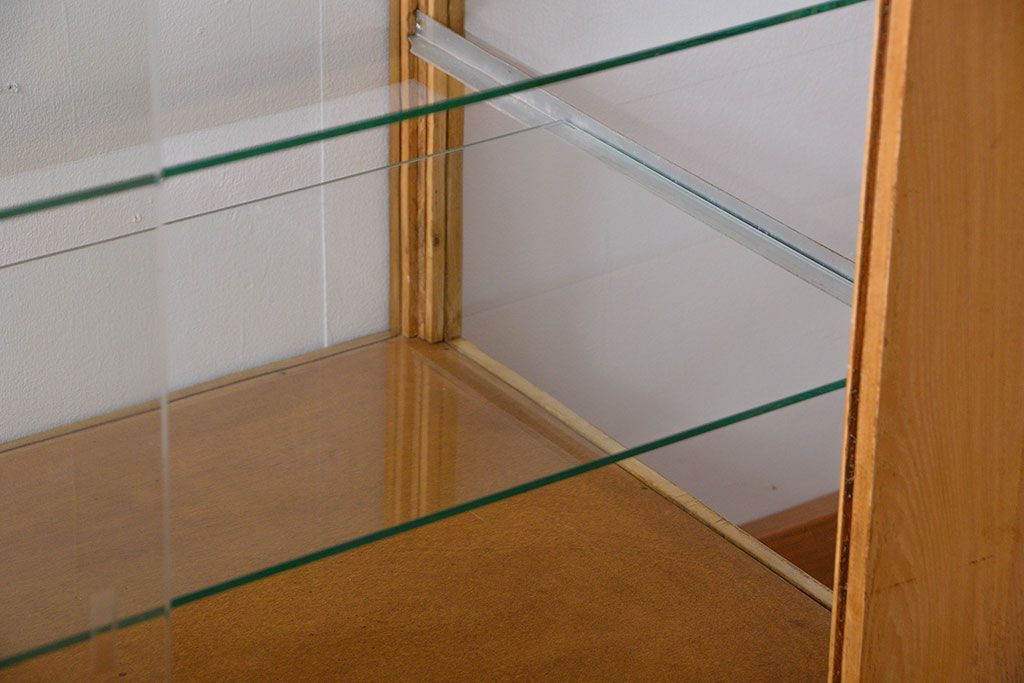 レトロ家具　昭和レトロ　古いナラ材の脚付き特大ガラスケース(ショーケース)(2)