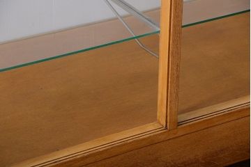 レトロ家具　昭和レトロ　古いナラ材の脚付き特大ガラスケース(ショーケース)(2)